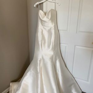Never Worn Or Altered Allure Romance Wedding Dress